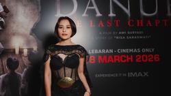 Gaya Prilly Latuconsina di Premier Film, Tampil Bold Bergaun Hitam Menerawang