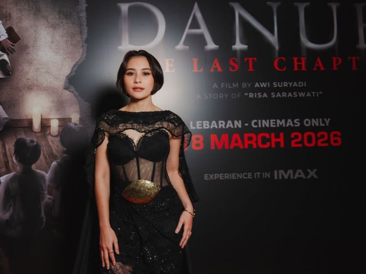 Gaya Prilly Latuconsina di Premier Film, Tampil Bold Bergaun Hitam Menerawang