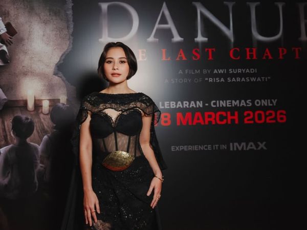 Gaya Prilly Latuconsina di Premier Film, Tampil Bold Bergaun Hitam Menerawang