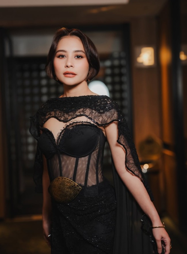 Bagian atas gaun memiliki desain korset dengan detail transparan. Model ini membuat siluet tubuh terlihat lebih tegas dan memberi sentuhan glamor. Diketahui gaun tersebut merupakan rancangan desainer Ansoe. Foto: Instagram/@prillylatuconsina96