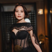 Bagian atas gaun memiliki desain korset dengan detail transparan. Model ini membuat siluet tubuh terlihat lebih tegas dan memberi sentuhan glamor. Diketahui gaun tersebut merupakan rancangan desainer Ansoe. Foto: Instagram/@prillylatuconsina96