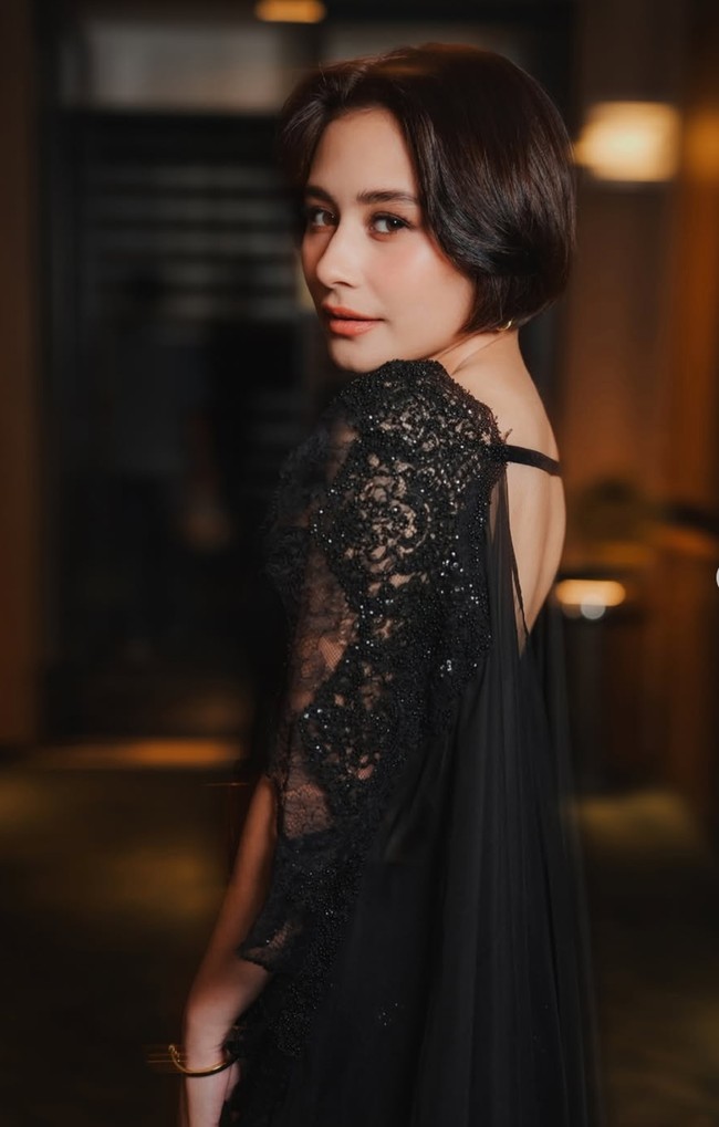 Gaun tersebut dihiasi aksen lace yang memberikan kesan feminin sekaligus menambah tekstur pada busana. Foto: Instagram/@prillylatuconsina96