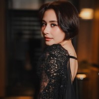 Gaun tersebut dihiasi aksen lace yang memberikan kesan feminin sekaligus menambah tekstur pada busana. Foto: Instagram/@prillylatuconsina96