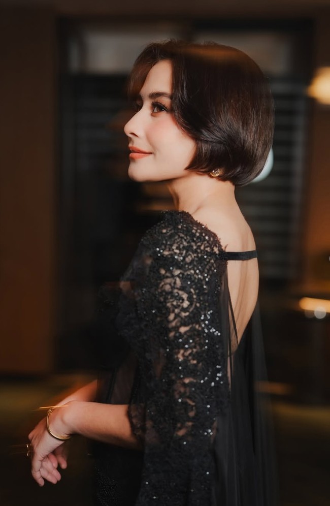 Dari bagian belakang, gaun ini menampilkan desain punggung terbuka yang memperlihatkan bagian punggung secara elegan. Model ini memberi sentuhan sensual namun tetap classy. Foto: Instagram/@prillylatuconsina96