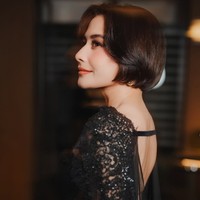 Dari bagian belakang, gaun ini menampilkan desain punggung terbuka yang memperlihatkan bagian punggung secara elegan. Model ini memberi sentuhan sensual namun tetap classy. Foto: Instagram/@prillylatuconsina96
