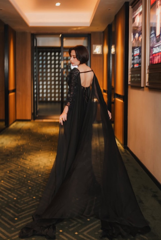 Salah satu highlight penampilannya adalah cape tipis yang menjuntai panjang di belakang gaun. Cape tersebut membuat gaya Prilly terlihat lebih dramatis dan megah. Foto: Instagram/@prillylatuconsina96