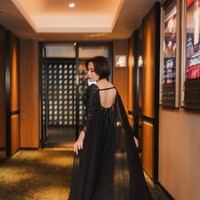 Salah satu highlight penampilannya adalah cape tipis yang menjuntai panjang di belakang gaun. Cape tersebut membuat gaya Prilly terlihat lebih dramatis dan megah. Foto: Instagram/@prillylatuconsina96