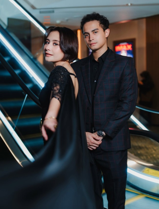 Penampilan Prilly kompak dengan kekasihnya, Omara, yang juga kenakan busana serba hitam. Keduanya tampil serasi pose bersama. Foto: Instagram/@prillylatuconsina96