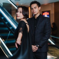 Penampilan Prilly kompak dengan kekasihnya, Omara, yang juga kenakan busana serba hitam. Keduanya tampil serasi pose bersama. Foto: Instagram/@prillylatuconsina96