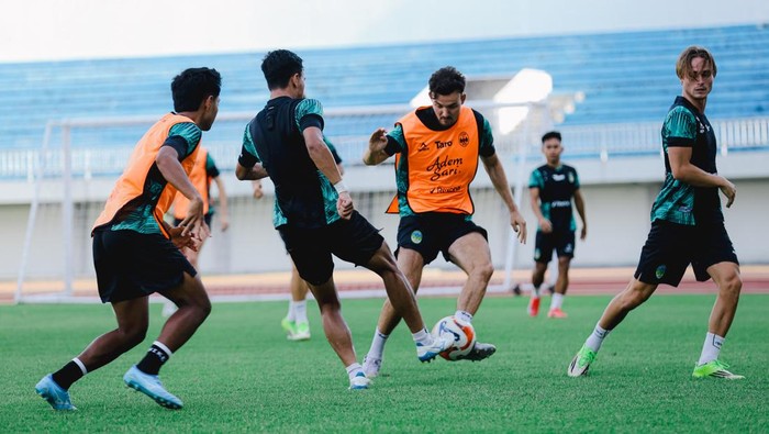Official training PSIM Jogja di Stadion Mandala Krida, Kota Jogja, Selasa (10/3/2026).
