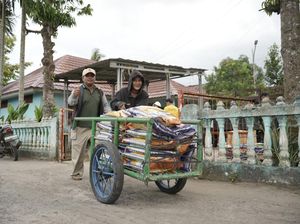 Pusri Bagikan 28 Ribu Paket Sembako untuk Warga Palembang