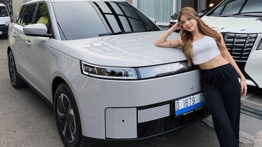 Mantul! Regina Phoenix Beli Mobil Ketiga