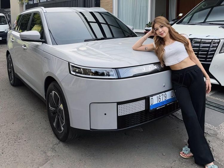 Mantul! Regina Phoenix Beli Mobil Ketiga