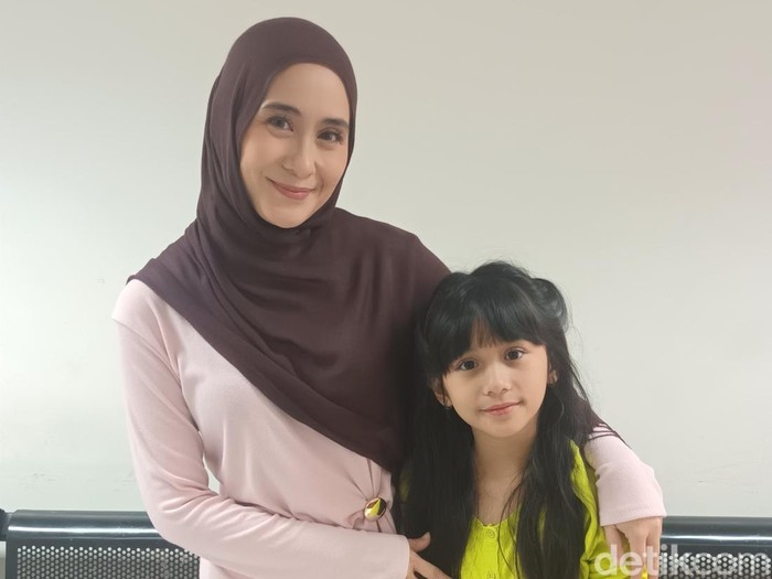 Ryana Dea dan anak ditemui di Jalan Kapten P Tendean, Jakarta Selatan, Rabu (11/3/2026).