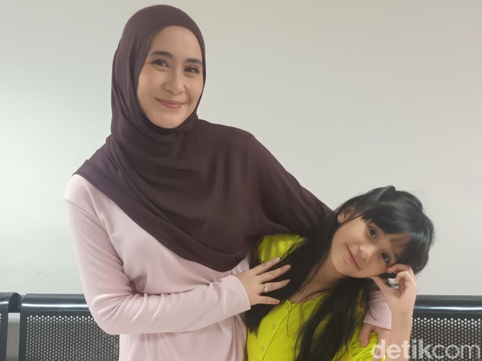 Ryana Dea dan anak ditemui di Jalan Kapten P Tendean, Jakarta Selatan, Rabu (11/3/2026).