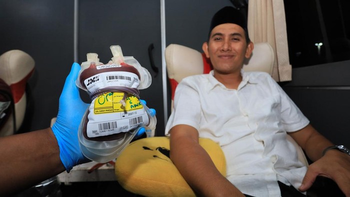 Petugas kesehatan memperlihatkan kantong darah hasil donor di mobil unit donor darah di halaman Masjid Oman Al Makmur, Banda Aceh, Aceh, Selasa (10/3/2026). Palang Merah Indonesia (PMI) Kota Banda Aceh menggelar safari donor darah Ramadhan 1447 Hijriah dengan mendatangi sejumlah masjid di kota setempat guna menambah ketersediaan stok darah. ANTARA FOTO/Akramul Muslim