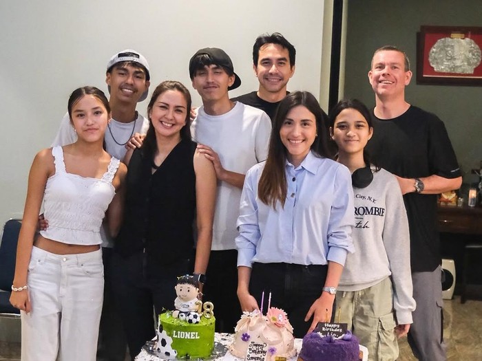 Samanta Elsener, adik Darius Sinathrya, mualaf usai cari ketenangan batin. Sempat riset berbagai agama, ia temukan damai lewat Islam sebagai proses healing.