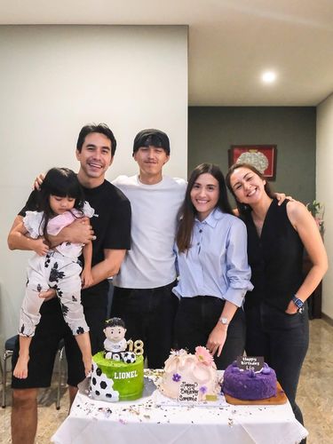 Samanta Elsener, adik Darius Sinathrya, mualaf usai cari ketenangan batin. Sempat riset berbagai agama, ia temukan damai lewat Islam sebagai proses healing.