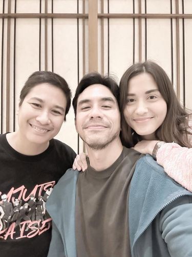 Samanta Elsener, adik Darius Sinathrya, mualaf usai cari ketenangan batin. Sempat riset berbagai agama, ia temukan damai lewat Islam sebagai proses healing.