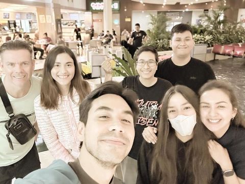 Samanta Elsener, adik Darius Sinathrya, mualaf usai cari ketenangan batin. Sempat riset berbagai agama, ia temukan damai lewat Islam sebagai proses healing.