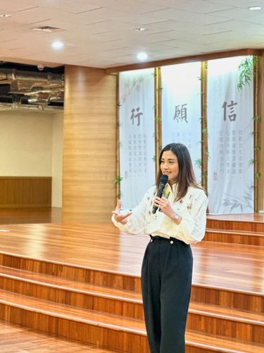 Samanta Elsener, adik Darius Sinathrya, mualaf usai cari ketenangan batin. Sempat riset berbagai agama, ia temukan damai lewat Islam sebagai proses healing.