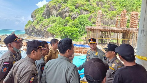 Satpol PP Lombok Tengah bersama Dinas PUPR menyegel bangunan kolam renang dan teras di vila Pantai Serangan, Desa Selong Belanak. (Dok. Zaenal Mustakim)
