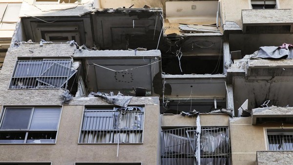 Dihantam Rudal, Gedung Apartemen di Lebanon Bolong di Tengah