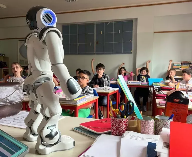Sekolah robot di China. Sekolah robot di China. (Unicef)