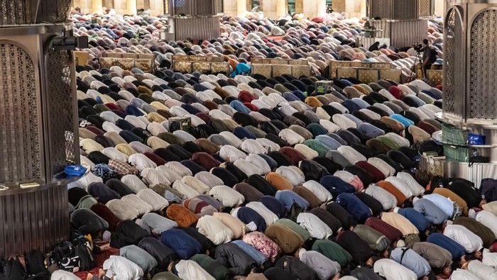 Umat Islam melaksanakan shalat malam (qiyamullail) berjamaah di Masjid Istiqlal, Jakarta, Rabu (11/3/2026). Pada malam 10 hari terakhir Ramadhan, umat islam melaksanakan shalat Tahajud, Witir, membaca Al Quran dan berdzikir untuk mendapatkan malam ke