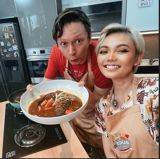 Serunya Rina Nose Ikut Masak dan Menikmati Hidangan Buatan Suami