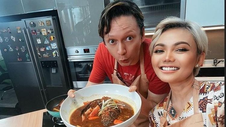 Serunya Rina Nose Ikut Masak dan Menikmati Hidangan Buatan Suami