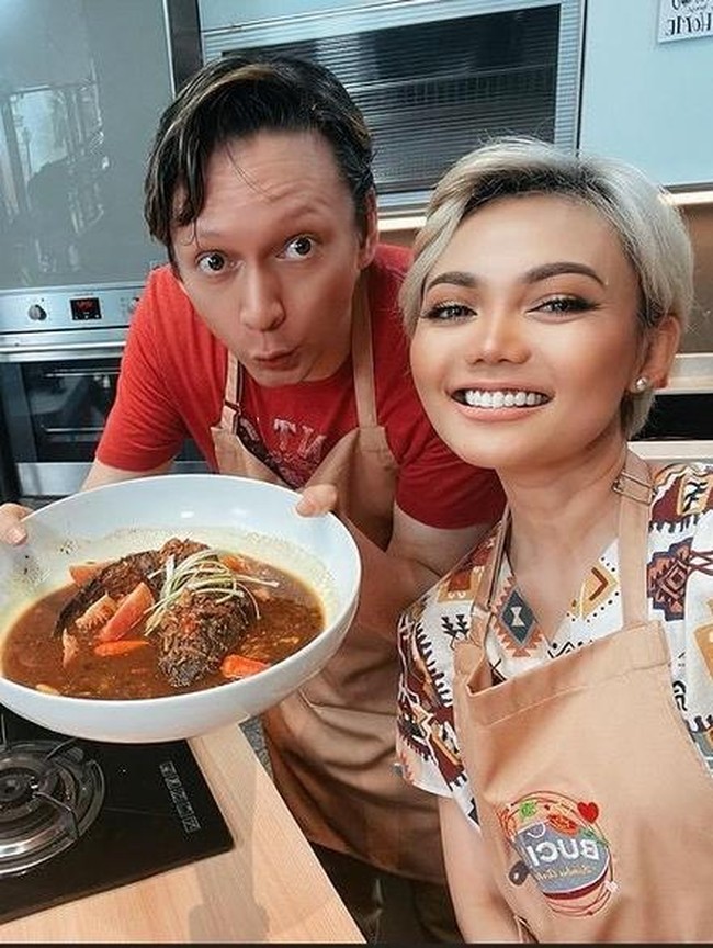 Serunya Rina Nose Ikut Masak dan Menikmati Hidangan Buatan Suami