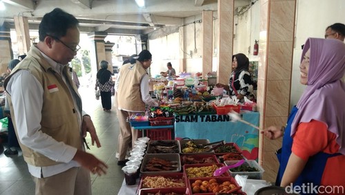 BBPOM di Denpasar melakukan sidak takjil di kawasan Masjid Agung Tabanan, Desa Dauh Peken, Kecamatan Tabanan, Rabu (11/3/2026). /Krisna Pradipta