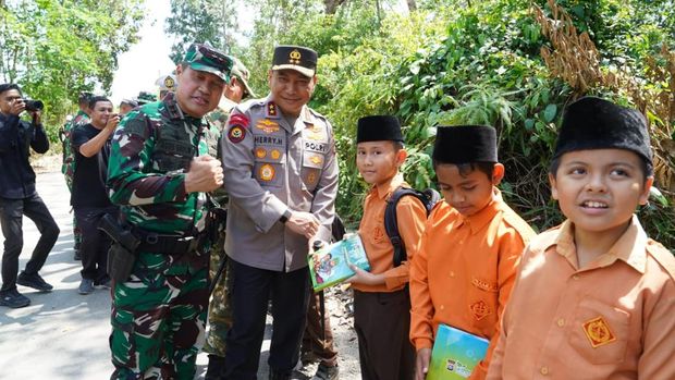 Soliditas TNI-Polri membangun desa di Kuansing, Rabu (11/3/2026).
