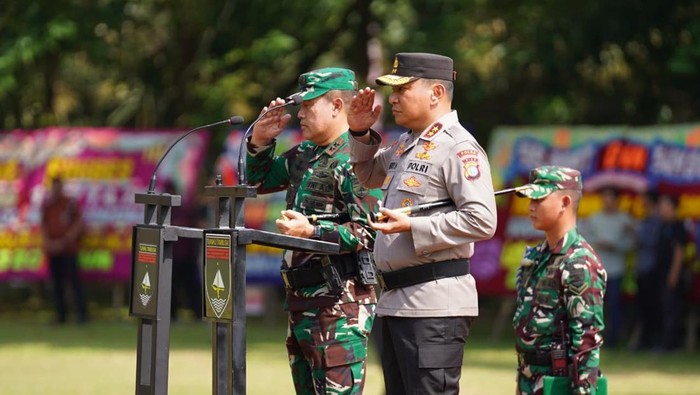 Soliditas TNI-Polri membangun desa di Kuansing, Rabu (11/3/2026).
