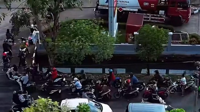 SPBU di Pontianak diserbu warga yang panic buying usai isu stok BBM menipis.