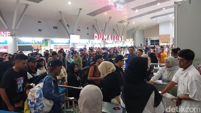 Suasana calon penumpang memadati ruang tunggu Pelabuhan Domestik Sekupang, Batam, saat arus mudik Lebaran 2025.(Alamudin Hamapu/detikSumut)