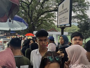 Serunya War Takjil Gen Z di Saparua Bandung, Omzet Pedagang Naik 100%