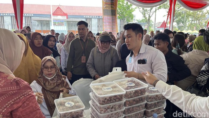 Suasana pasar murah di halaman Kantor Gubernur Sumsel.