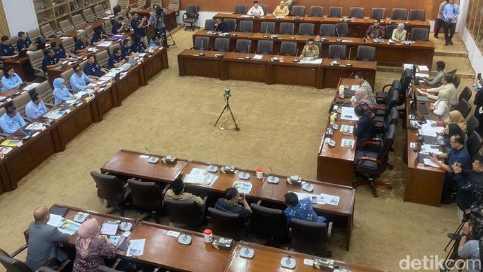 Rapat Komisi VI DPR bersama Agrinas hingga Menkop Ferry Juliantono di Kompleks Parlemen, Senayan, Jakarta Pusat, Rabu (11/3/2026).