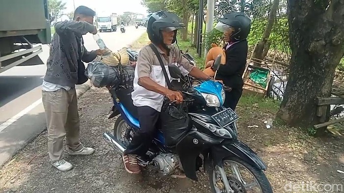 Suriat saat berisitrahat di sekitar wilayah Pantura tepatnya di Sukamandi, Subang