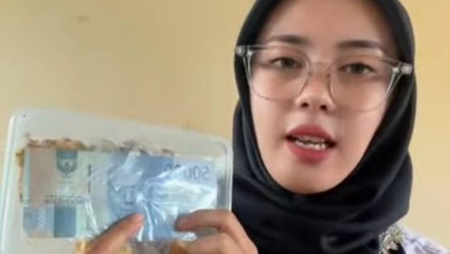 Tangkapan layar video Facebook Baiq Dian Fitriani yang mereview menu MBG ketika menemukan pecahan uang Rp 50 ribu, Rabu (11/3/2026). (Facebook Baiq Dian Fitriani)