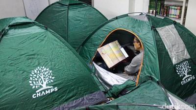 Tenda Iktikaf Warnai Malam Ramadan di Masjid Al-Falah Bassura