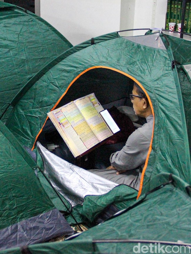 Tenda Iktikaf Warnai Malam Ramadan di Masjid Al-Falah Bassura