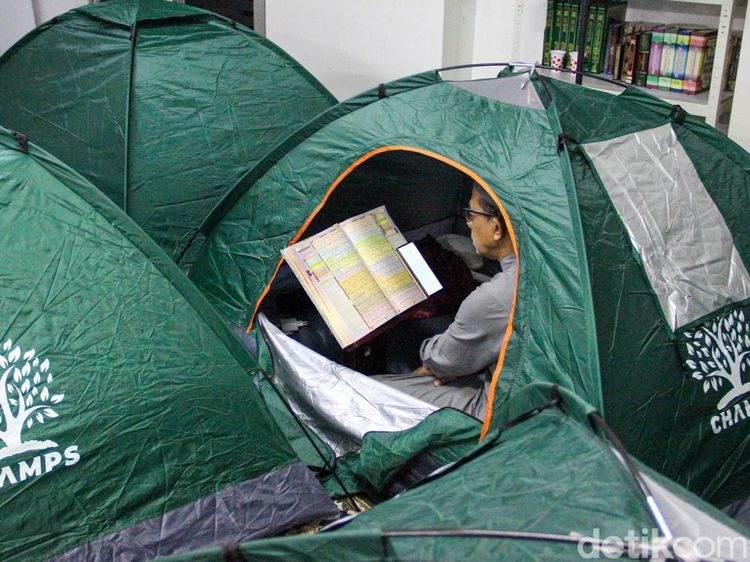 Tenda Iktikaf Warnai Malam Ramadan di Masjid Al-Falah Bassura