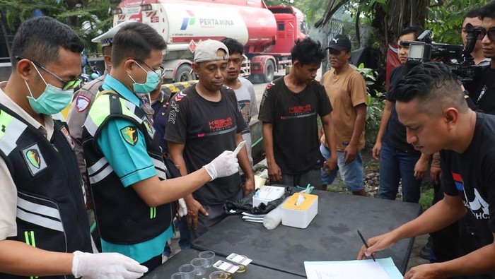 Tes urine dadakan untuk sopir bus dan truk di Tanjung Perak