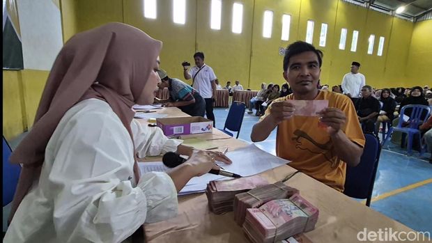 Wajah-wajah sumringah warga Desa Sriwulan, Kendal, usai mendapat THR dari desanya, Rabu (11/3/2026).