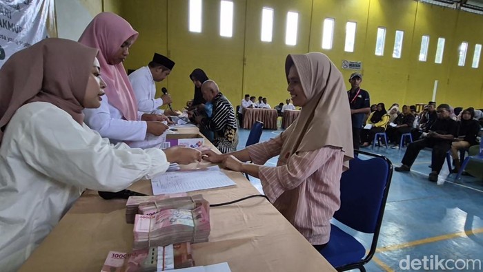 Wajah-wajah sumringah warga Desa Sriwulan, Kendal, usai mendapat THR dari desanya, Rabu (11/3/2026).