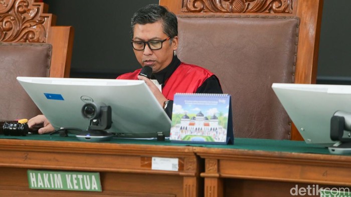 1. Hakim tunggal Sulistyo Muhamad Dwi Putro membacakan amar putusan praperadilan nomor 19/Pid.Pra/2026/PN JKT.SEL di Pengadilan Negeri Jakarta Selatan, Rabu (11/3/2026). Hakim menolak praperadilan Yaqut terkait status tersangka kasus korupsi kuota haji. Hakim menyatakan status tersangka Yaqut sah.