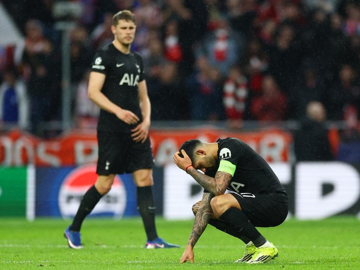 Soccer Football - UEFA Champions League - Round of 16 - First Leg - Atletico Madrid v Tottenham Hotspur - Riyadh Air Metropolitano, Madrid, Spain - March 10, 2026 Tottenham Hotspur's Micky van de Ven, Kevin Danso, Cristian Romero and Archie Gray at the end of the first half Action Images via Reuters/Matthew Childs TPX IMAGES OF THE DAY